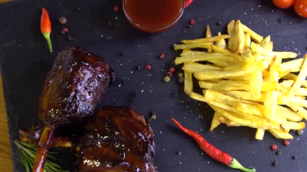 Churrasco grelhado costelas de carne de porco na placa de pedra — Vídeo de Stock