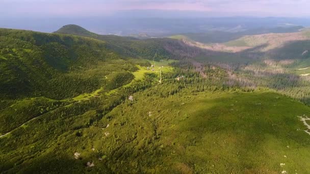 Vuelo en las montañas de Tatry cerca de Zakopane — Vídeo de stock