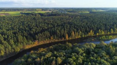 nehir ve orman üzerinde uçuş