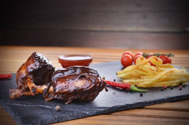 kızarmış patates ve domuz eti