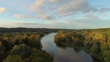nehir ve orman üzerinde uçuş