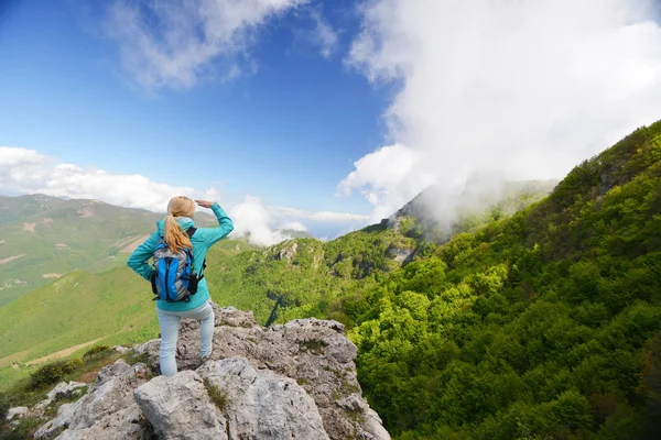 Young woman in mountain — Stock Photo, Image