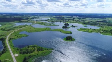 göller ve çayırlar arazi üzerinde uçuş