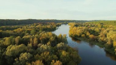 nehir ve orman üzerinde uçuş