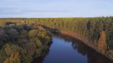 nehir ve orman üzerinde uçuş