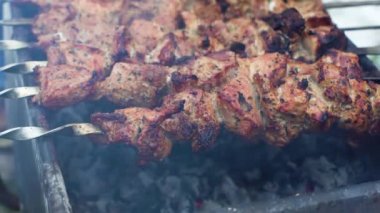 Lezzetli kızarmış domuz eti üzerinde ızgara