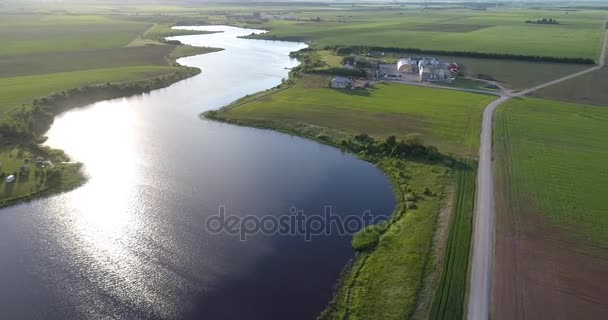 Floden på morgonen Birds eye view — Stockvideo