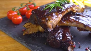 taş plaka üzerinde ızgara mangalda pirzola