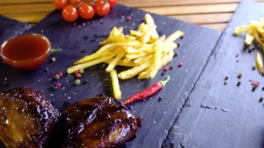 Izgara Barbekü domuz eti kaburga taş plaka üzerinde