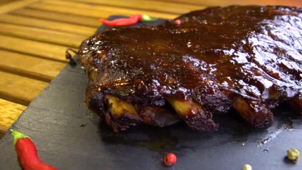 Grilled bbq ribs on stone plate — Stock Video