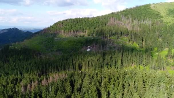 Seilbahn in den Bergen überfliegen — Stockvideo