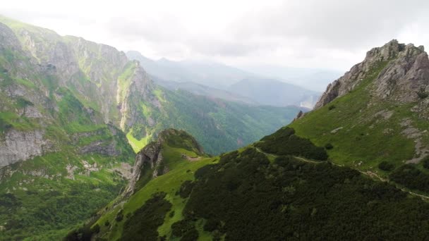 Flucht in die Berge in der Nähe des Gipfels — Stockvideo