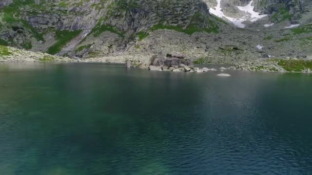 Luftaufnahme des Sees in den Bergen — Stockvideo