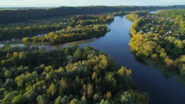 nehir ve orman üzerinde uçuş