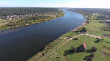 güzel nehir manzarası. Havadan görünümü