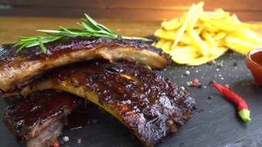 taş plaka üzerinde ızgara mangalda pirzola