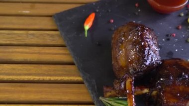 Izgara Barbekü domuz eti kaburga taş plaka üzerinde