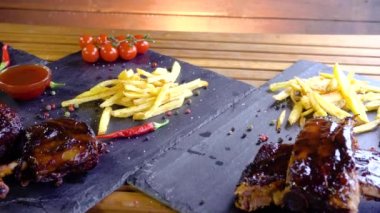 Izgara Barbekü domuz eti kaburga taş plaka üzerinde