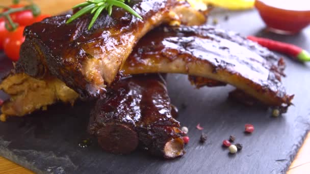 Grilled bbq ribs on stone plate — Stock Video