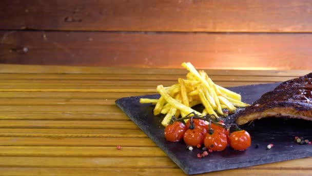 Grilled bbq ribs on stone plate — Stock Video