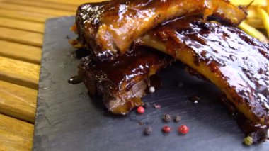 taş plaka üzerinde ızgara mangalda pirzola