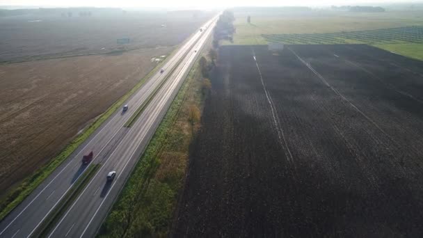 Luftaufnahme von Autos auf der Autobahn — Stockvideo