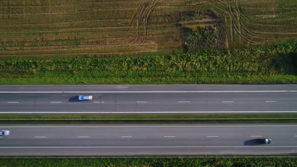 Widok z lotu ptaka samochodów na autostradzie — Wideo stockowe