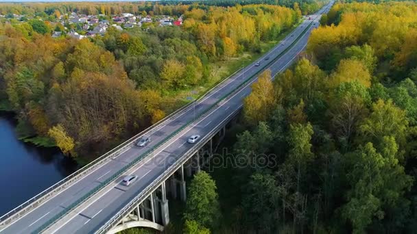 Αεροφωτογραφία της γέφυρας στον ποταμό — Αρχείο Βίντεο
