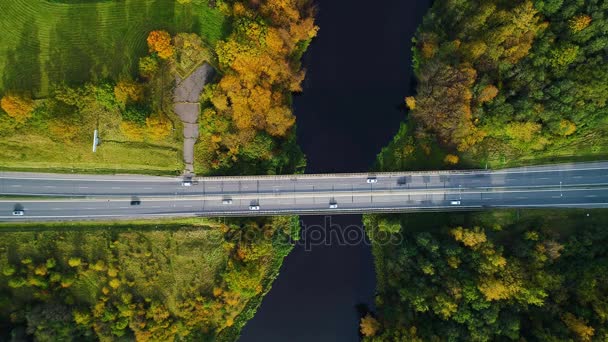 Вид с воздуха на мост через реку — стоковое видео