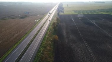 karayolu üzerinde gidiş otomobillerin havadan görünümü