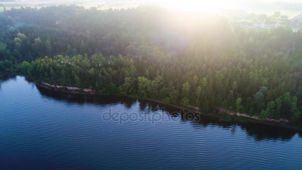 Volando sopra il lago nebbioso la mattina presto — Video Stock