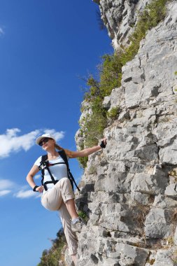 kadın tırmanma dağ tarafı
