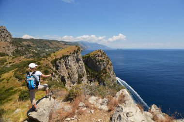 sırt çantası dağın tepesine adlı kadınla