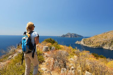 sırt çantası dağın tepesine adlı kadınla