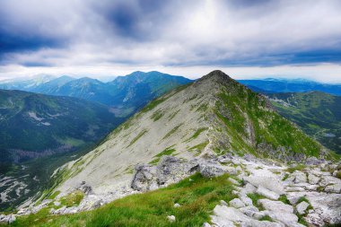 yamaçları ve Dağları doruklarına