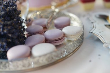 silved çanak üzerinde macaroons