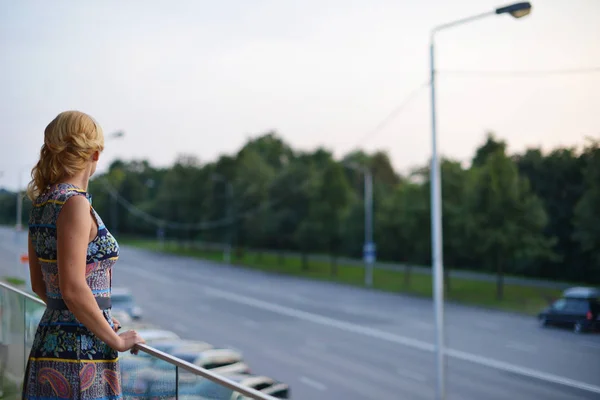 Mladá žena na balkóně — Stock fotografie