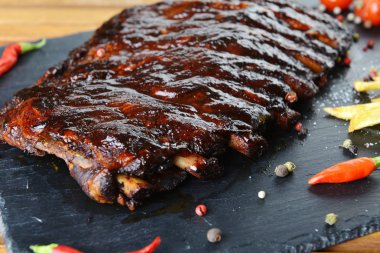 Domuz kaburga ve acı biber