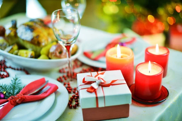 Apparecchiare la tavola per la cena di Natale — Foto Stock