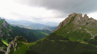 dağlar ve mavi gökyüzü 
