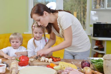 pizza hazırlama çocuk anne