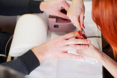 Manikür yaparken güzellik uzmanı 