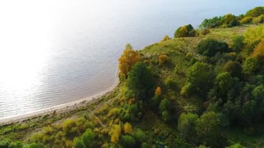 göl ve orman üzerinde sonbahar uçuş