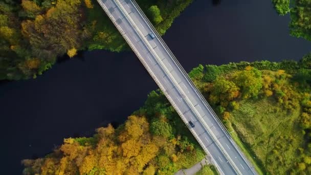 Vue aérienne du pont sur la rivière 