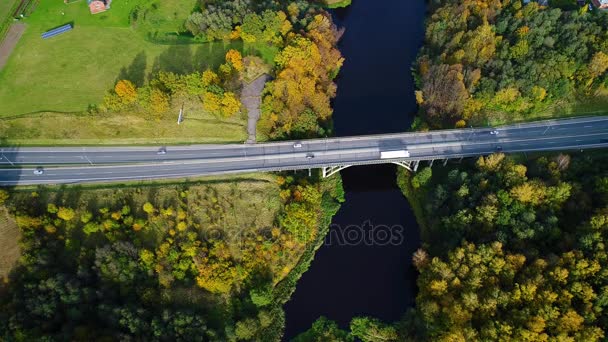 Flygfoto över bron över floden — Stockvideo