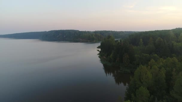 Volando sopra il lago nebbioso la mattina presto — Video Stock