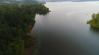 Sabahın erken saatlerinde sisli göl üzerinde uçan