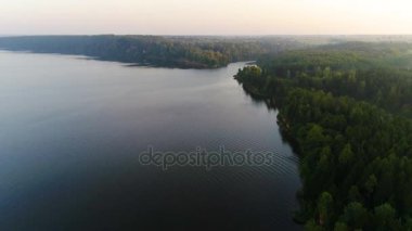 Sabahın erken saatlerinde sisli göl üzerinde uçan