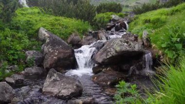 dağlarda güzel waterfals