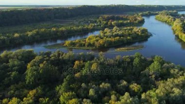 nehir ve orman üzerinde uçuş